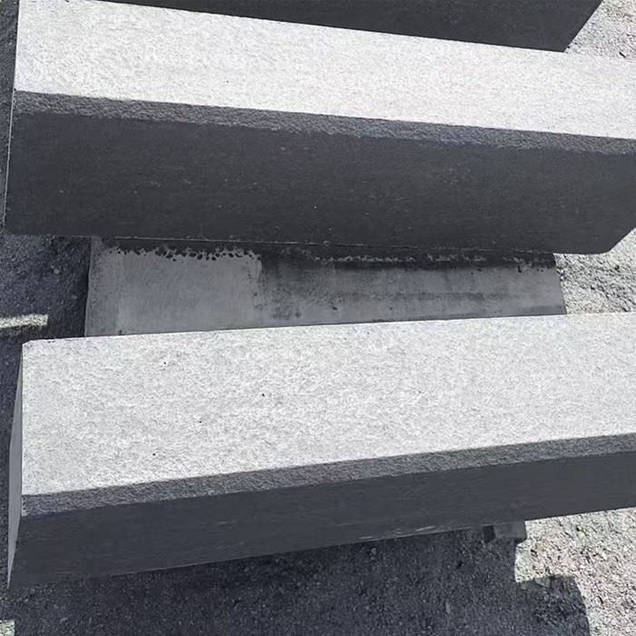 Базальтова тумба